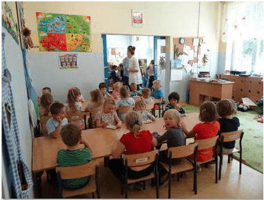 dzieci w sali lekcyjnej