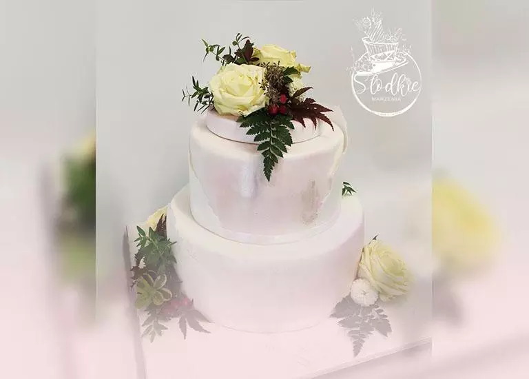 biały tort weselny