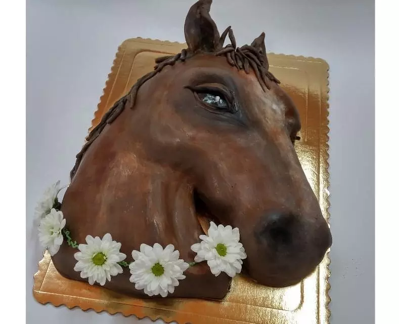 tort w kształcie głowy konia